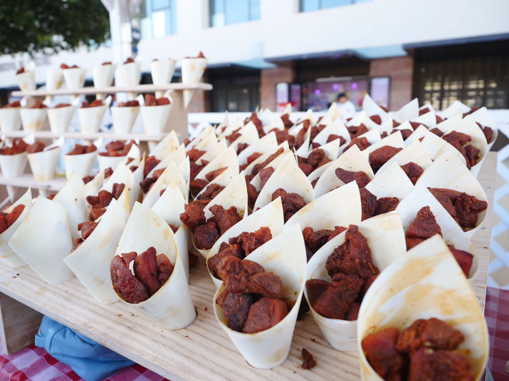 Chicharrones en pequeños cartuchos en una pasada edición de la fiesta.