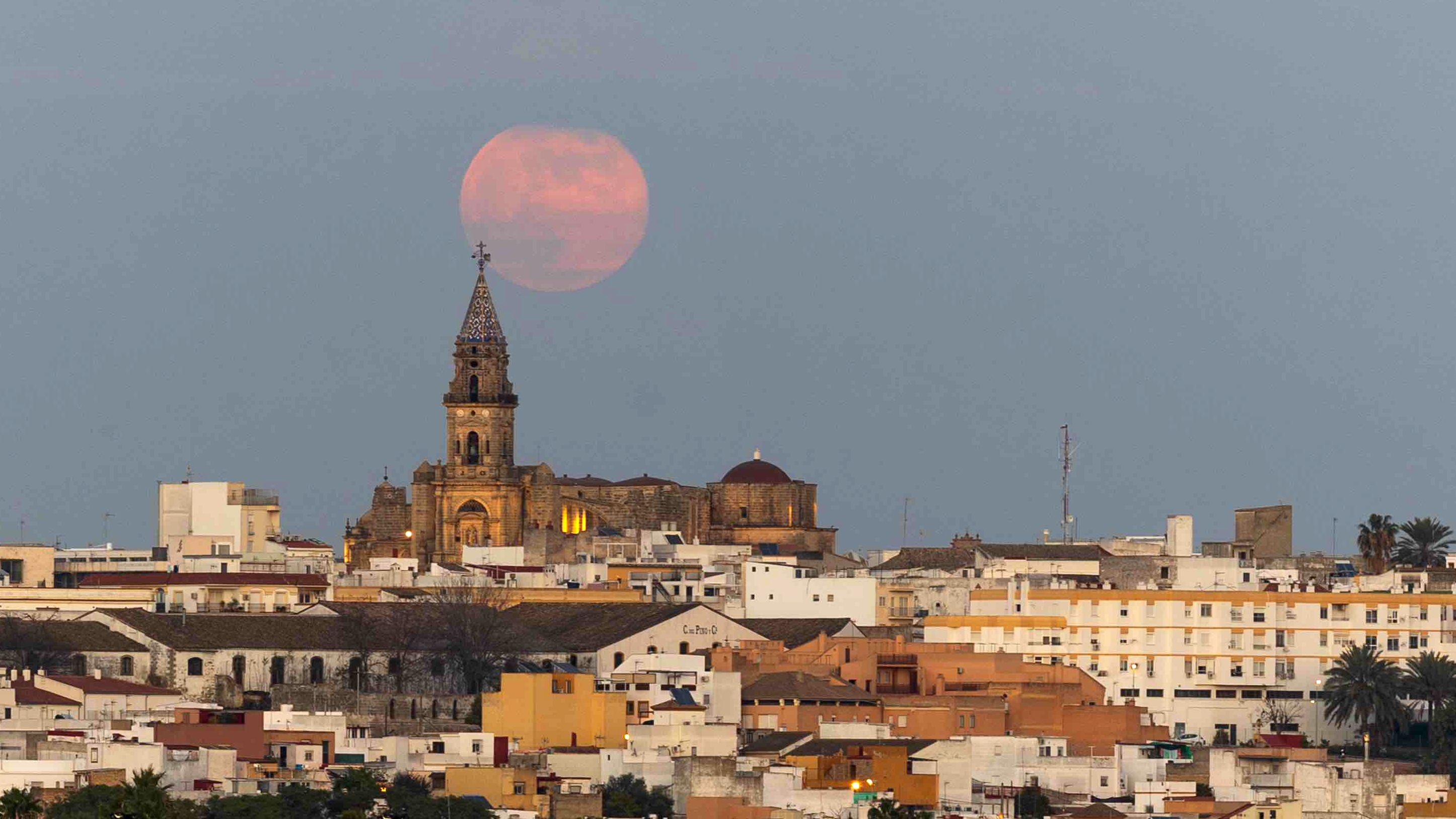 Superluna a la vista, el pasado mes de noviembre, junto al campanario de San Miguel.  