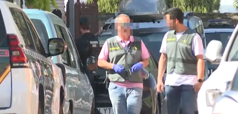 Dos guardias civiles, en la localidad en la que se produjo el asesinato y la detención, en una imagen de RTVE.