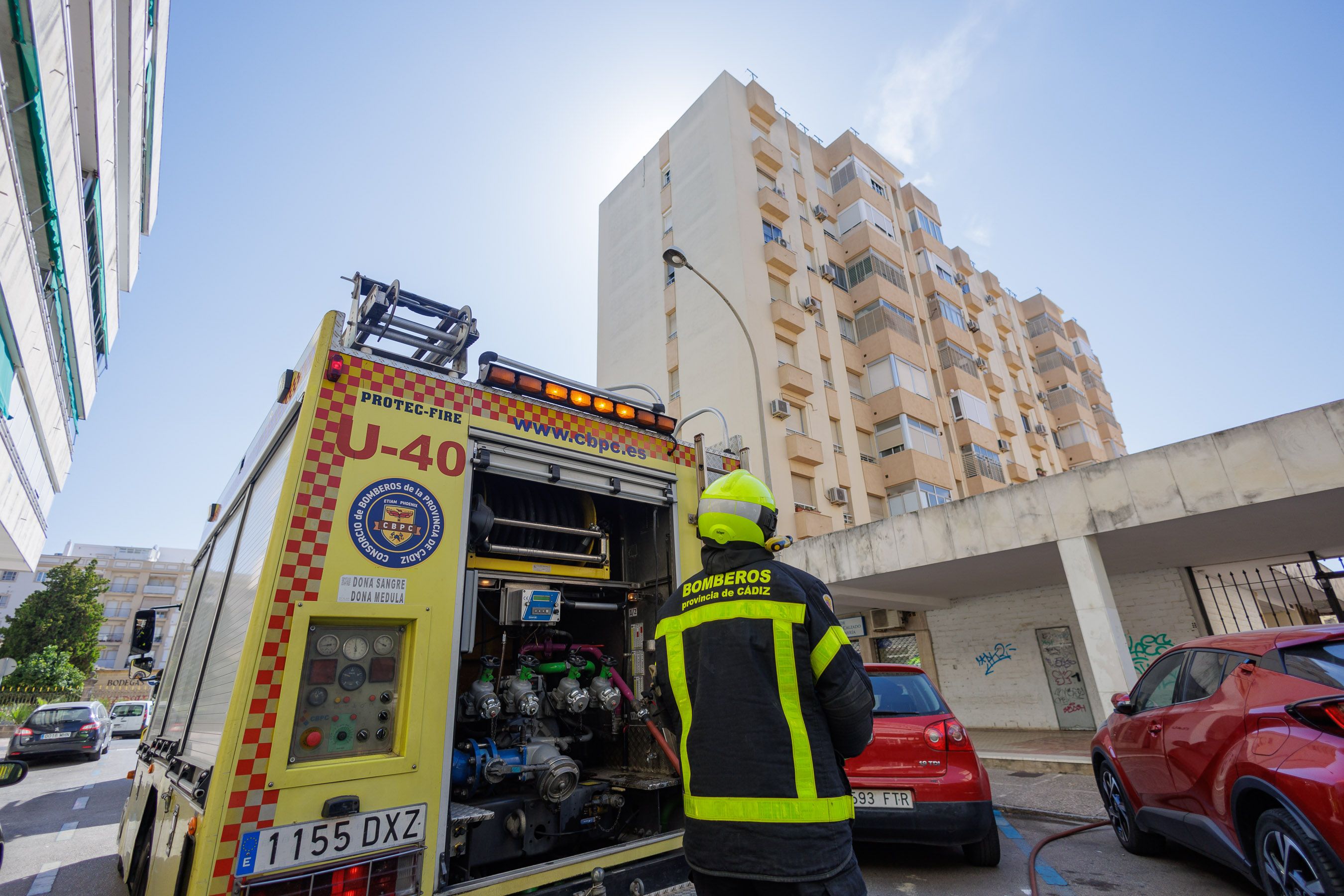 Un bombero, frente al edificio donde ha habido un incendio en el centro de Jerez.