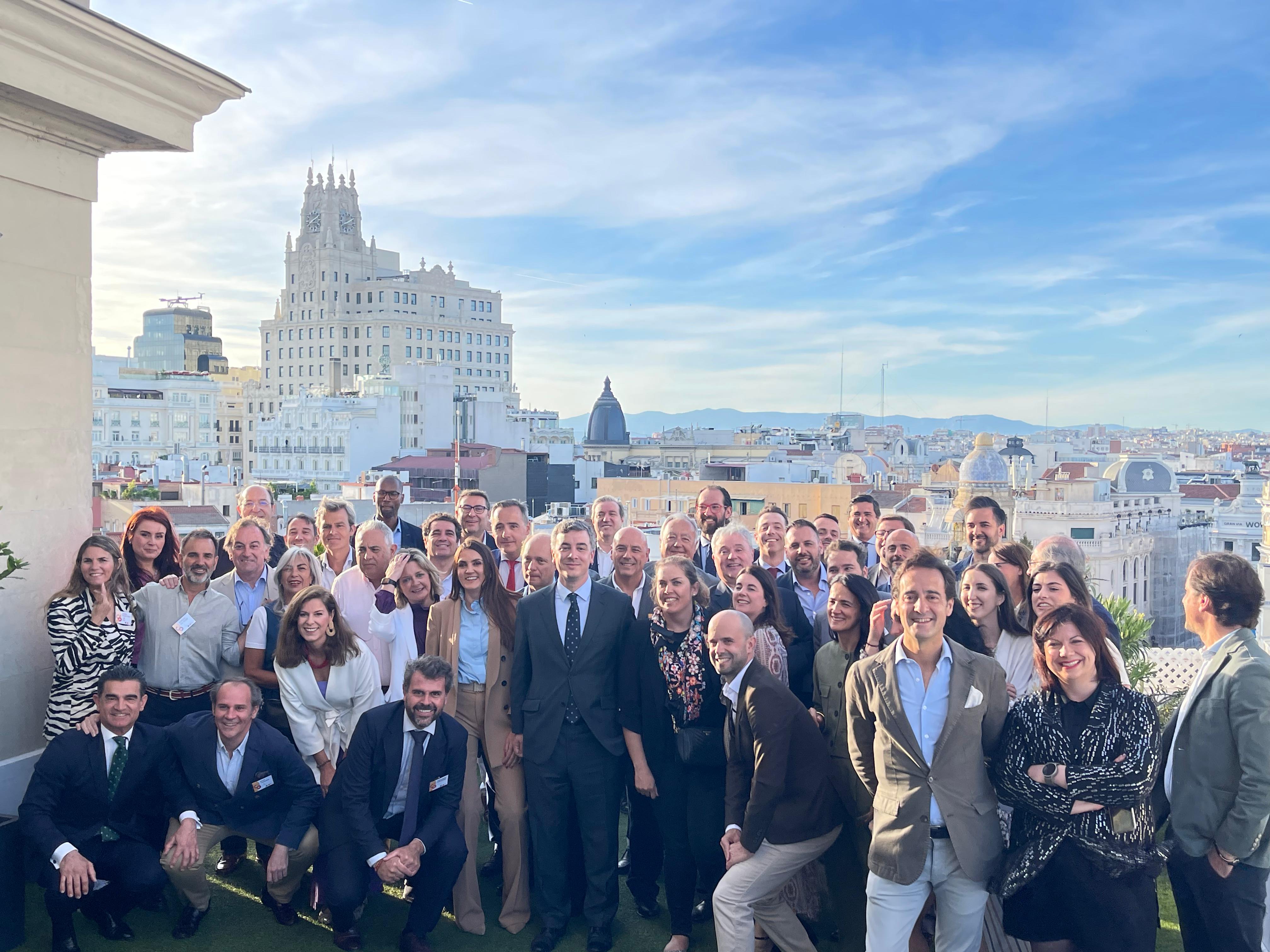 Más de 150 empresas exportan la marca turística de Sevilla. La delegación en Madrid junto al vicepresidente de Prodetur.