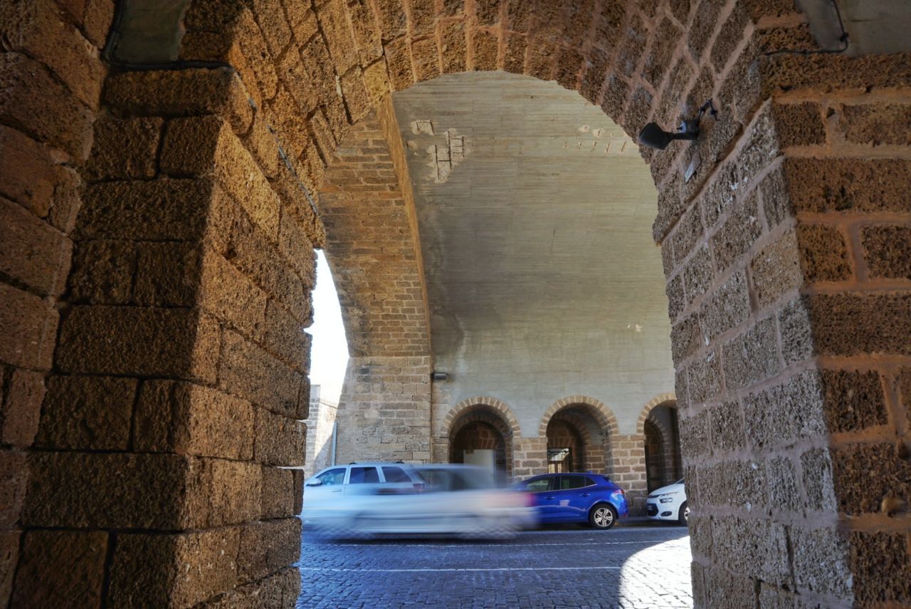 El aspecto de las Puertas de Tierra en Cádiz, tras una breve intervención por la aparición de grietas.