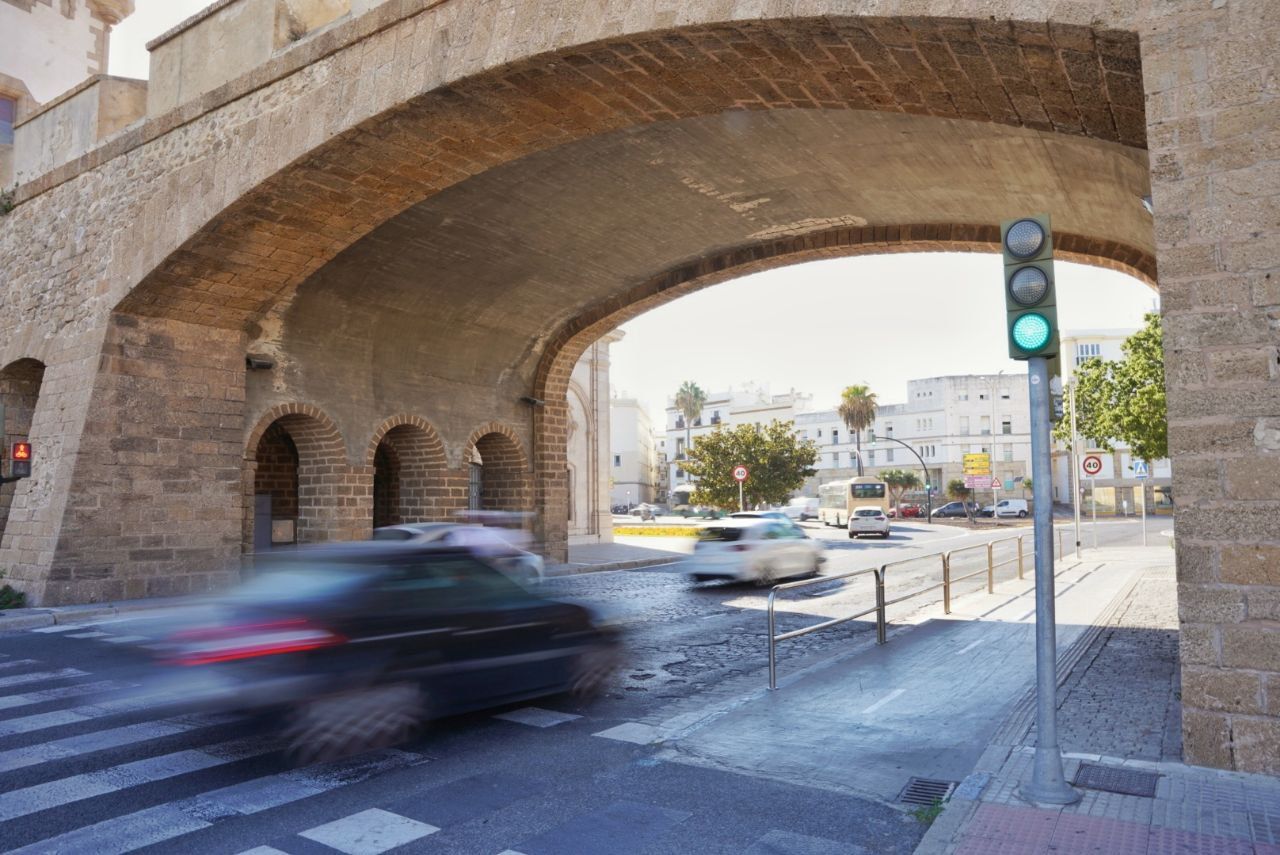 El aspecto de las Puertas de Tierra en Cádiz, tras una breve intervención por la aparición de grietas.