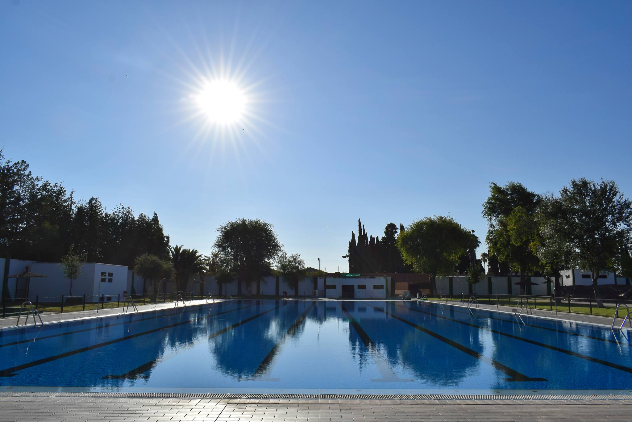 La piscina municipal de Los Palacios, en una imagen reciente.