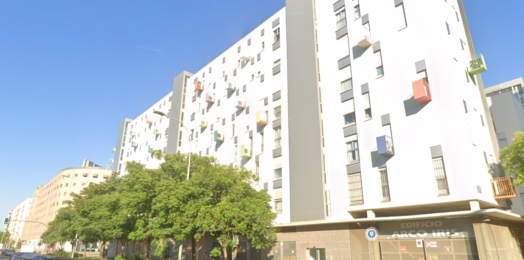 Uno de los edificios donde se encuentran los garajes a subasta en Sevilla Este.