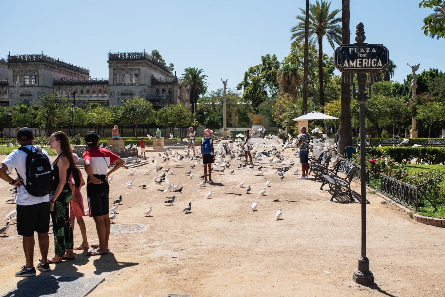 Turistas en el Parque de María Luisa, en Sevilla, la capital de Andalucía.
