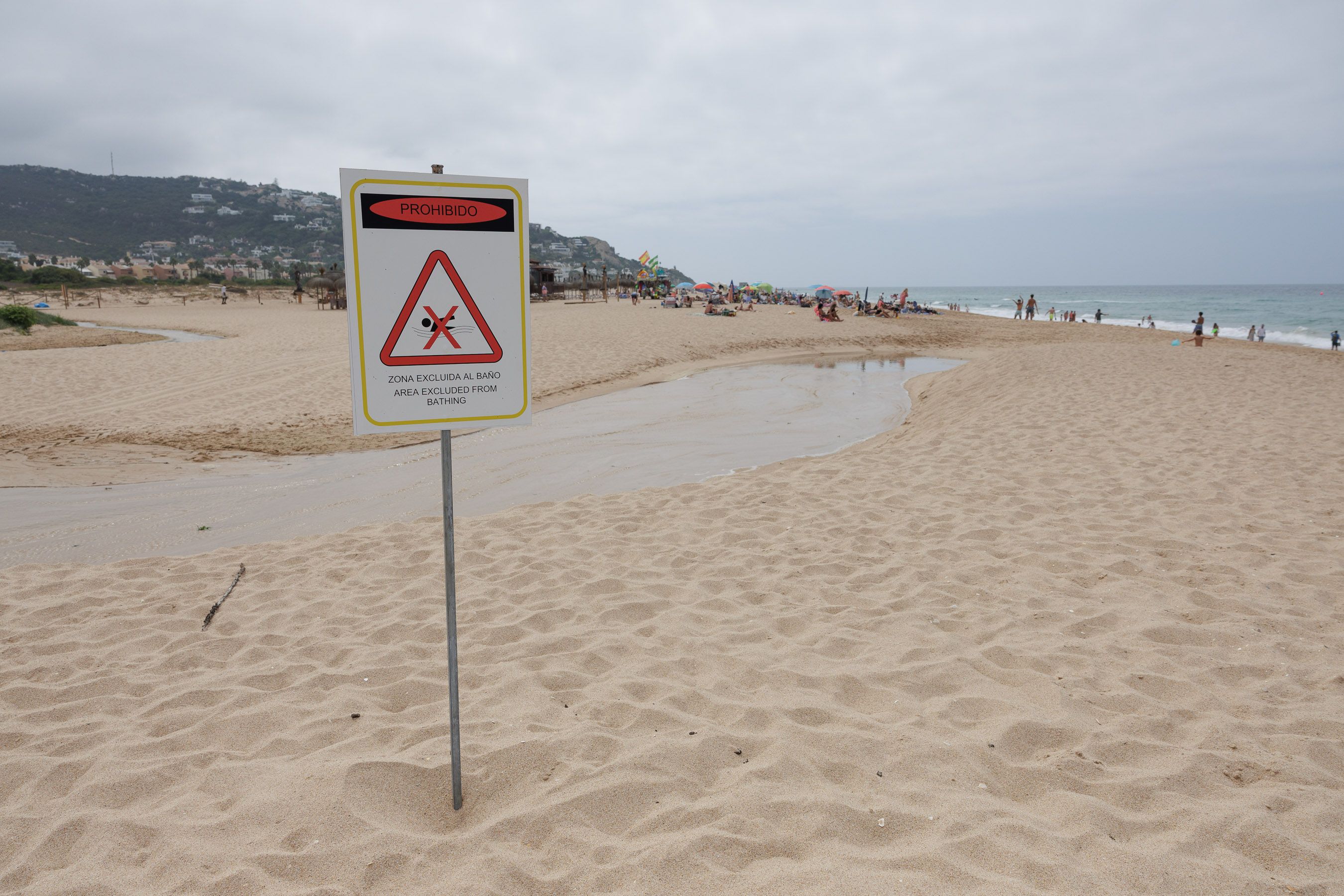 Cierre de la playa de Atlanterra por aguas residuales.