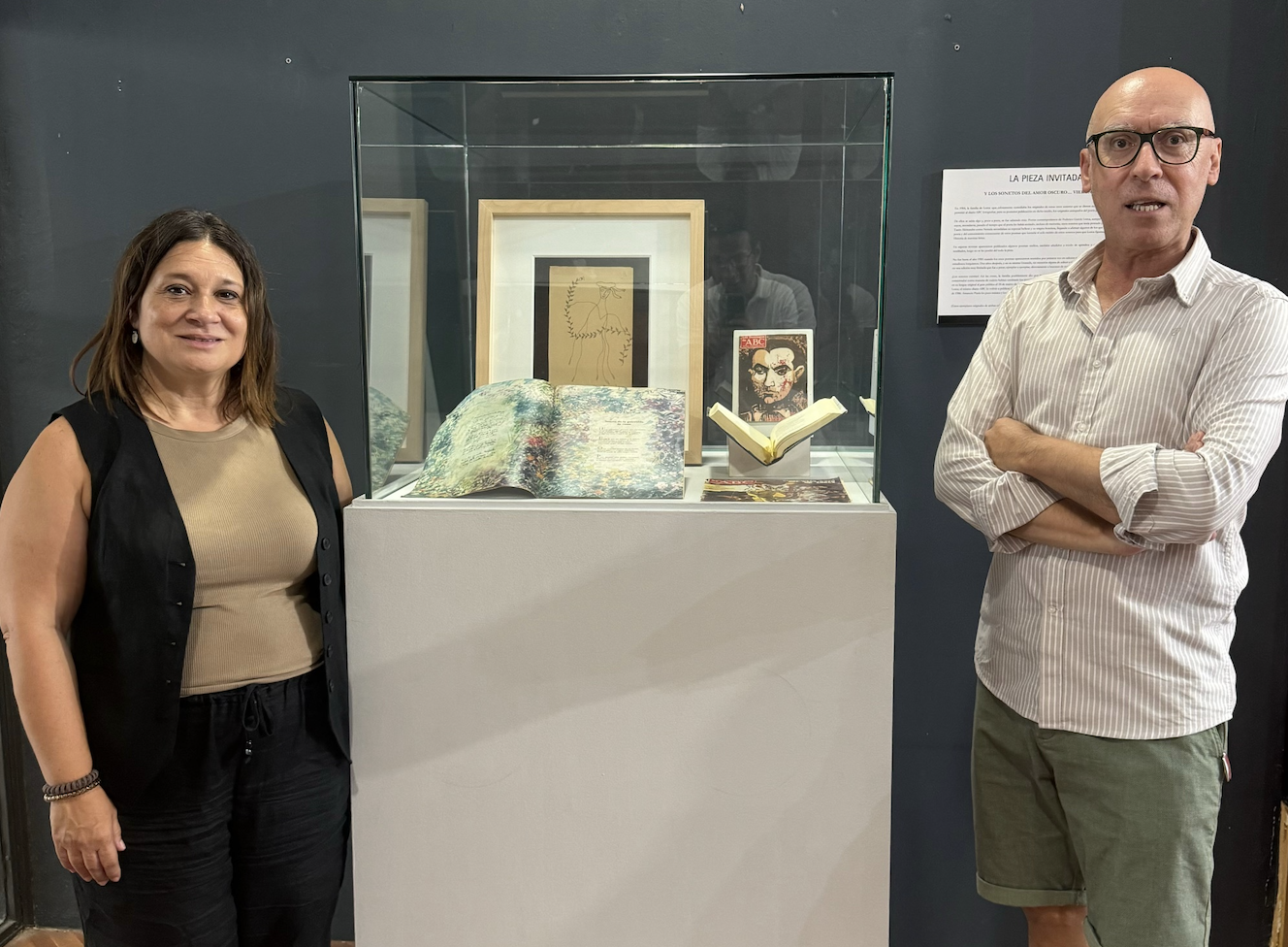 La delegada junto a la vitrina donde se expone la pieza del mes. 