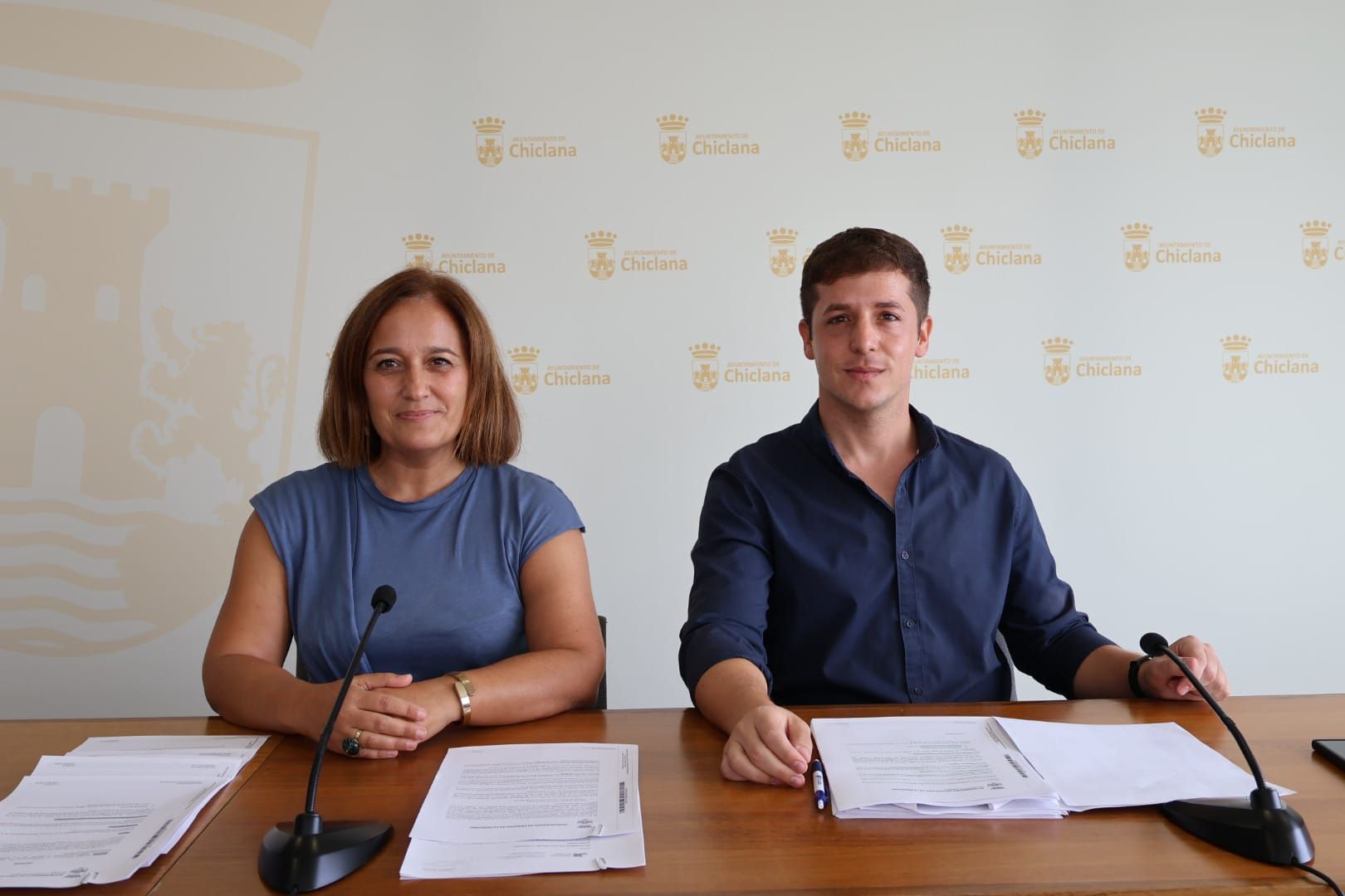 Los delegados explicando la licitación de los nuevos servicios deportivos.