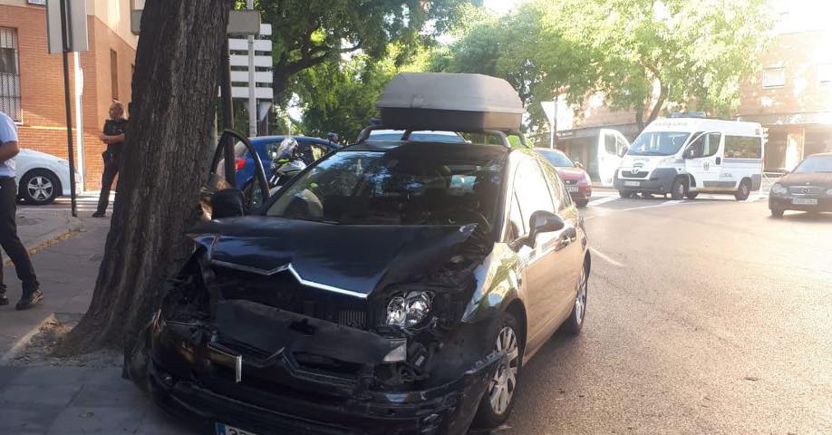 Estado en que ha quedado el turismo tras chocar con el autobús urbano en Jerez.