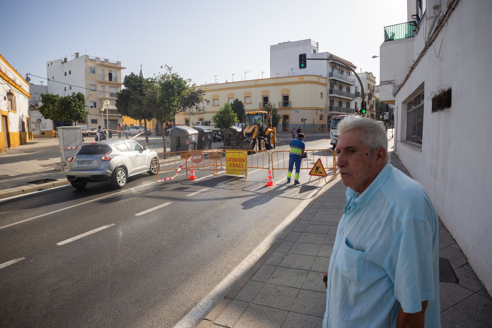 Un hombre, frente al inicio de las obras en la ronda Muleros, una arteria principal de Jerez.