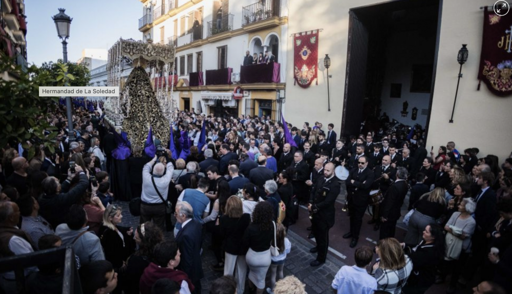 La Banda de Música Maestro Dueñas tras la Soledad el Viernes Santo, hermandad con la que repite en la Magna. 