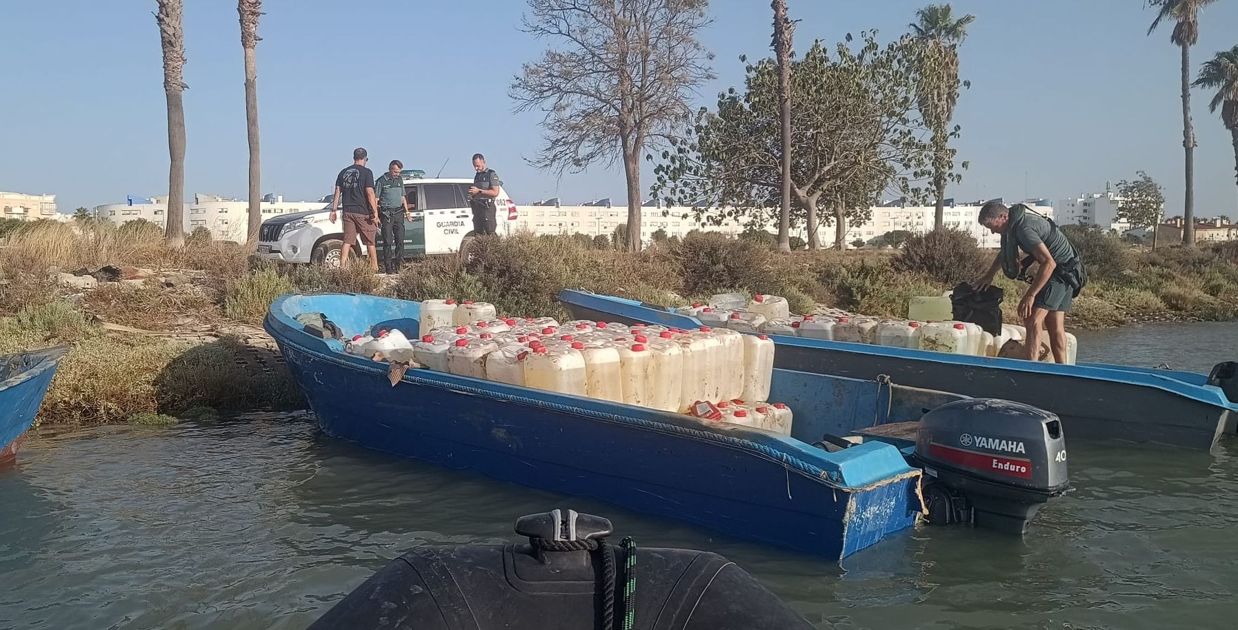 Embarcaciones con combustibles para narcolanchas, interceptadas por la Guardia Civil. 