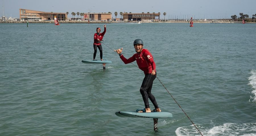  Estos días se puede practicar gratis el foiling en aguas de la bahía.