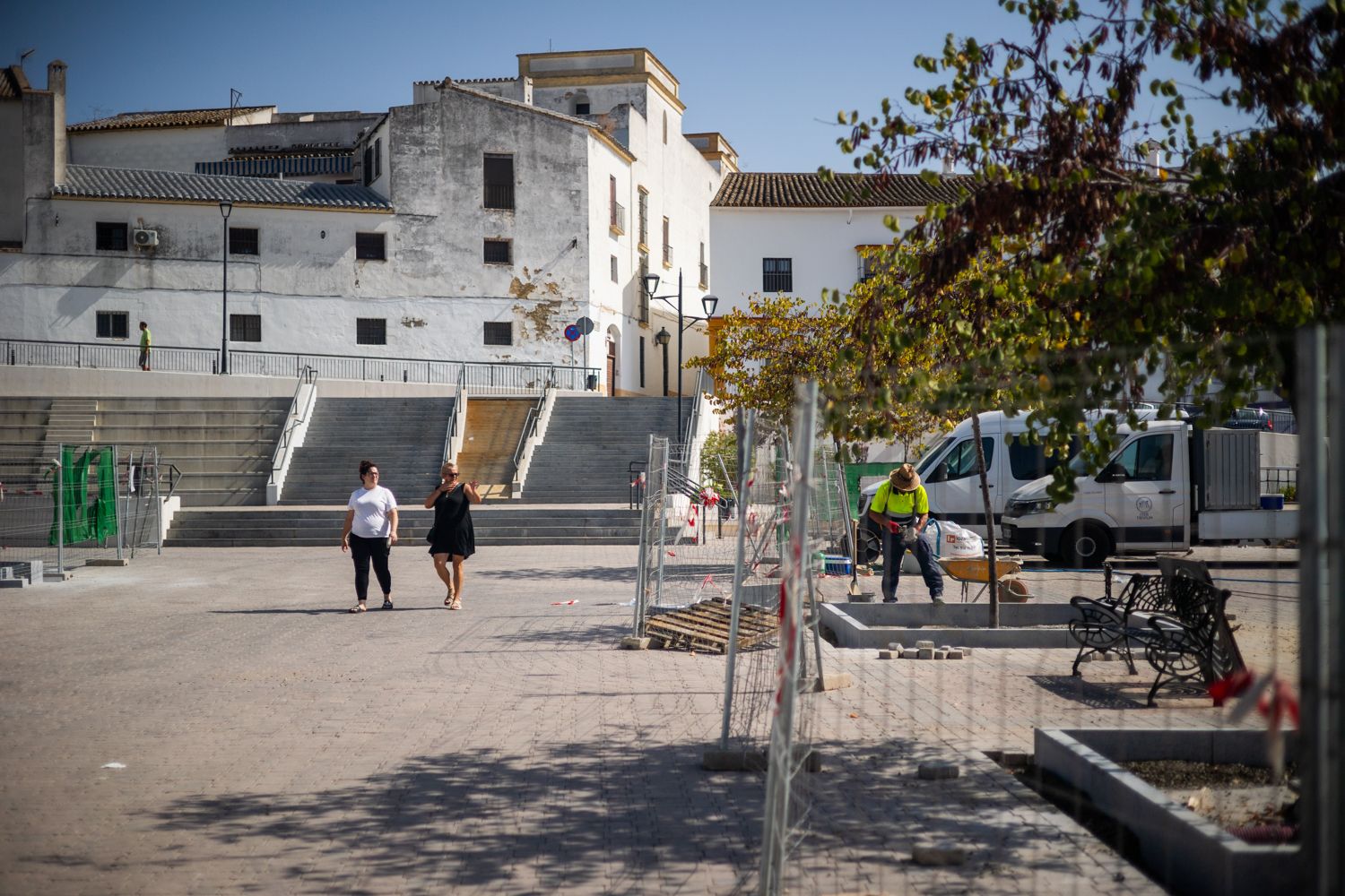 Dos mujeres avanzan por la plaza Belén