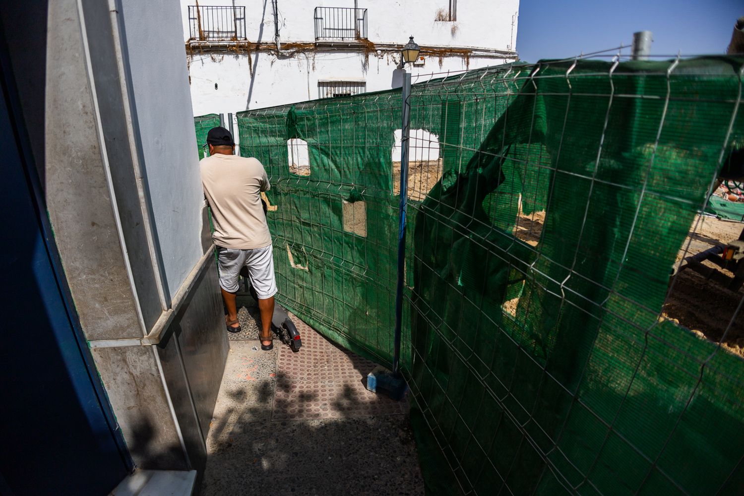 Paso estrecho para poder salir de la plaza del Mercado 
