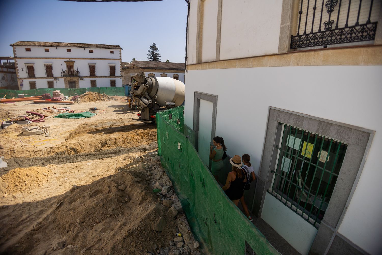 Dos personas cogen por uno de los accesos a la plaza desde la Iglesia de San Mateo