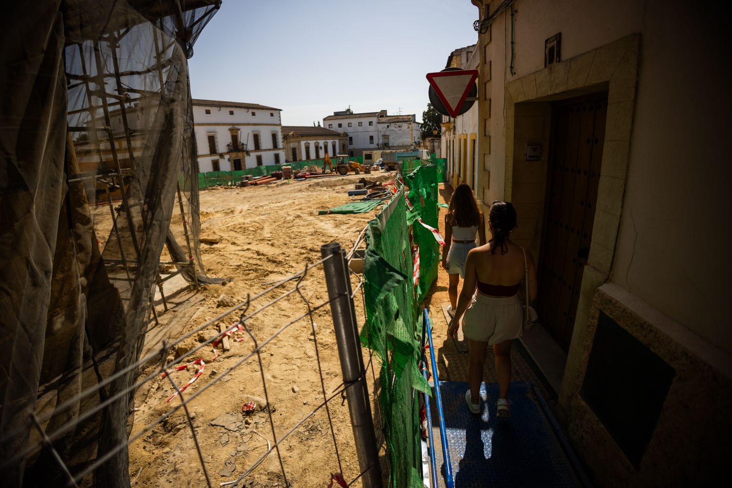 Dos jóvenes cogen por un camino sin salida para intentar atravesar la plaza del mercado