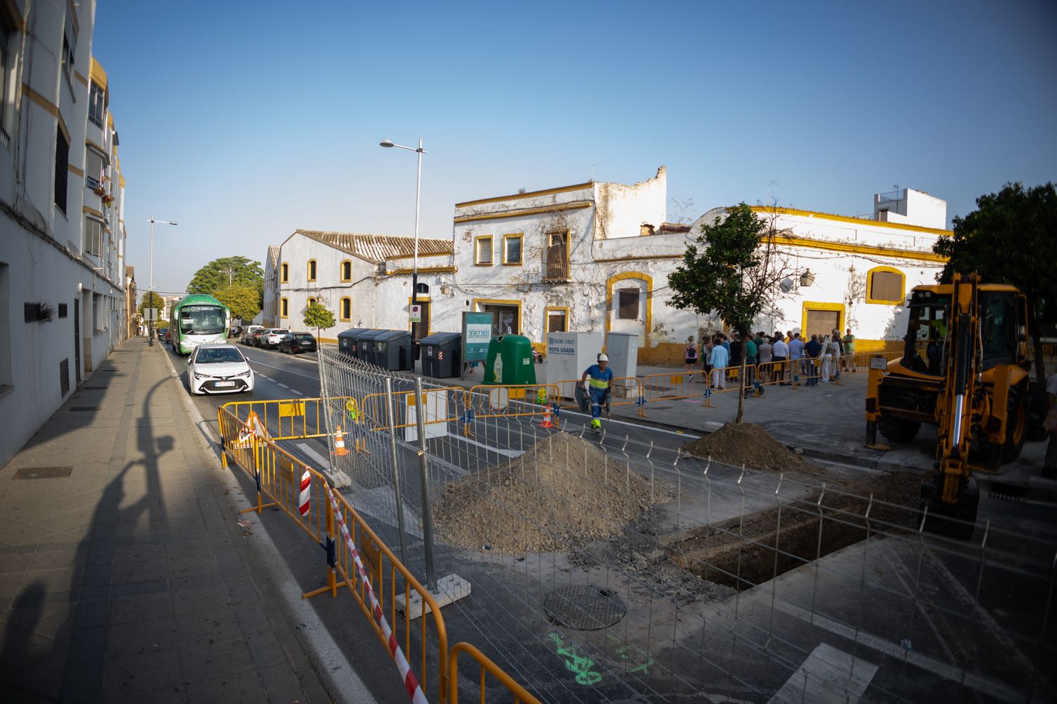 Al fondo un autobús de Comes que a entrado en la calle al no fijarse bien en la señalización.