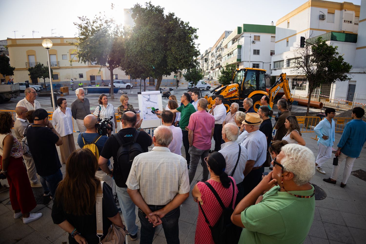 María José García-Pelayo junto a los responsables de Aqualia y Aquajerez presentando las obras a los vecinos de San Miguel