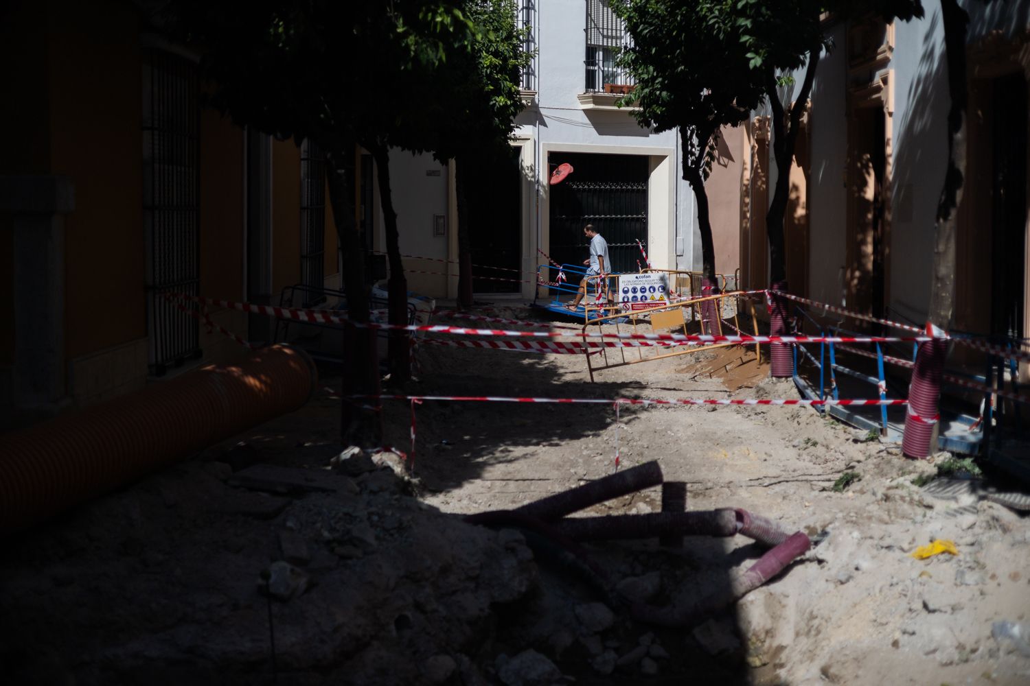 Un vecino de la plaza San Marcos entra en su casa con la calle totalmente levantadas por la obras