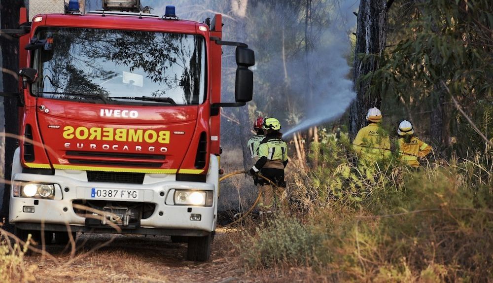 Bomberos apagando el fuego en Bonares.