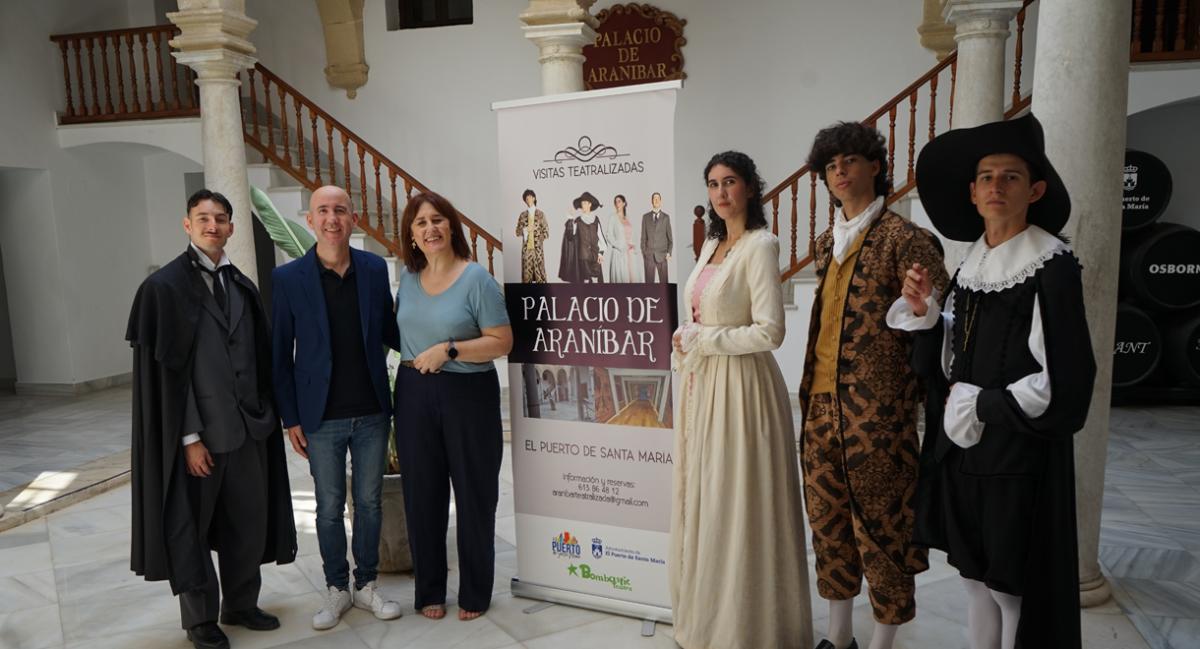 Visitas teatralizadas en El Puerto. Presentación del programa con la delegada de Turismo y los actores que ofrecen las visitas.