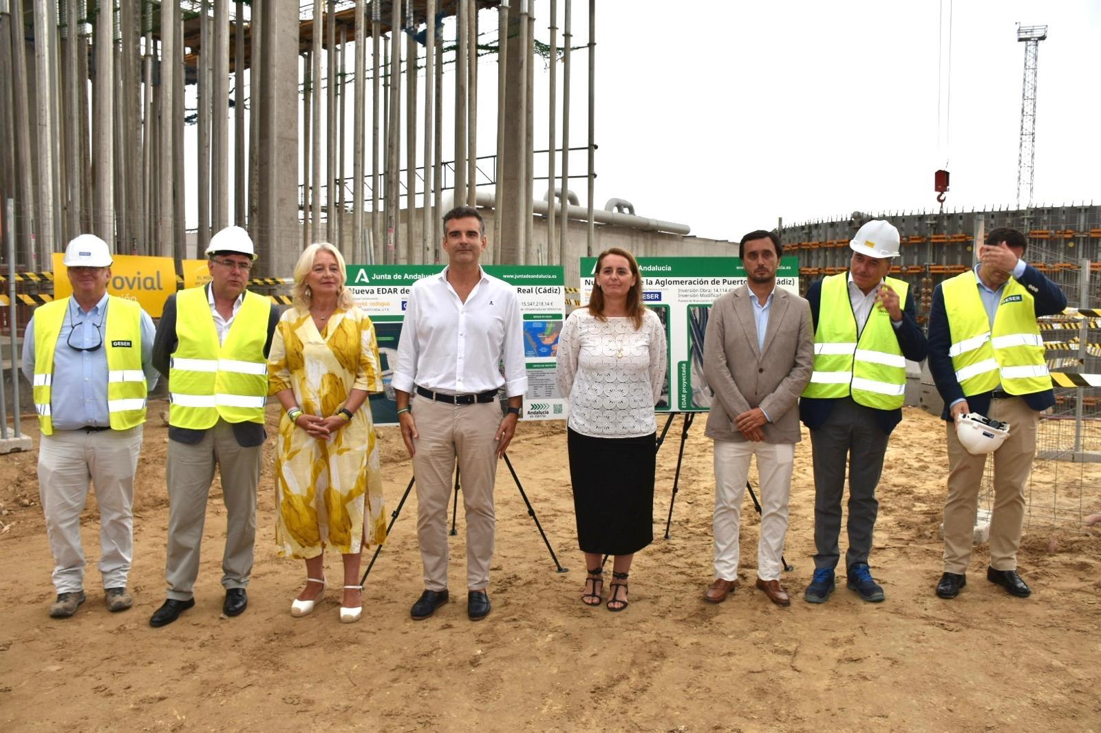 El consejero durante la visita a las obras de la EDAR de Puerto Real. 
