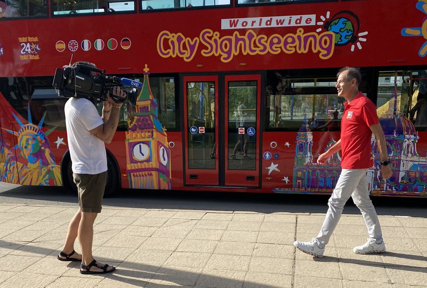 Abel Antón, delante del autobús descapotable con el que ha hecho el recorrido en Sevilla.
