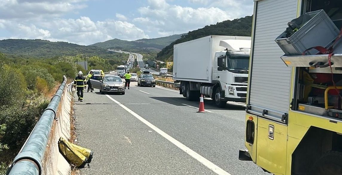 Bomberos actuando en el lugar del accidente en la autovía Jerez Los Barrios. Bomberos actuando en el lugar del accidente en la autovía Jerez Los Barrios.