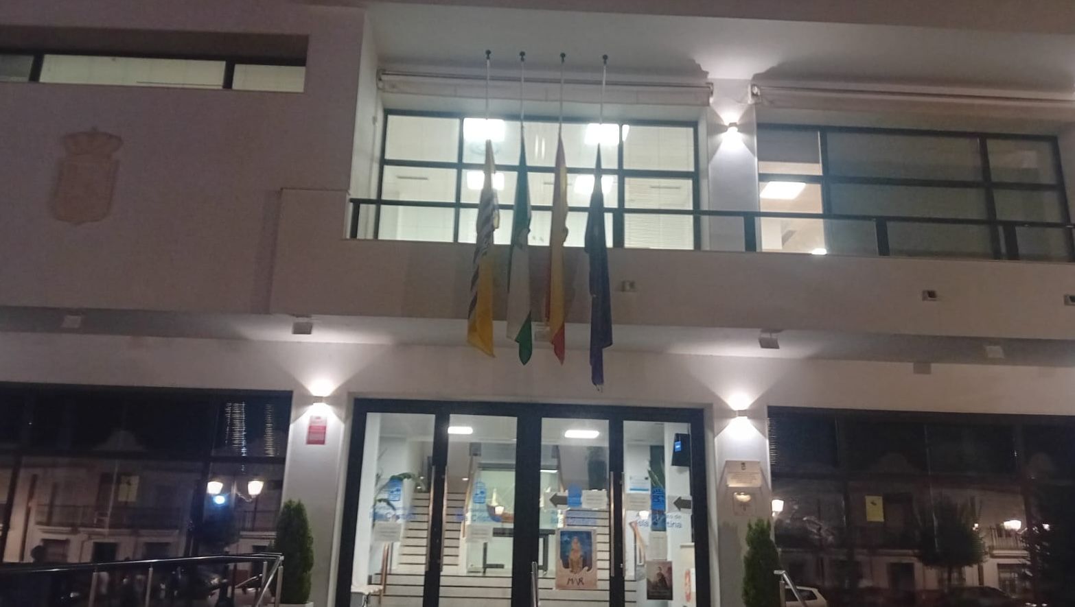 Banderas a media asta en Isla Cristina por la muerte de dos vecinos en accidente de tráfico. Banderas a media asta en Isla Cristina por la muerte de dos vecinos en accidente de tráfico.