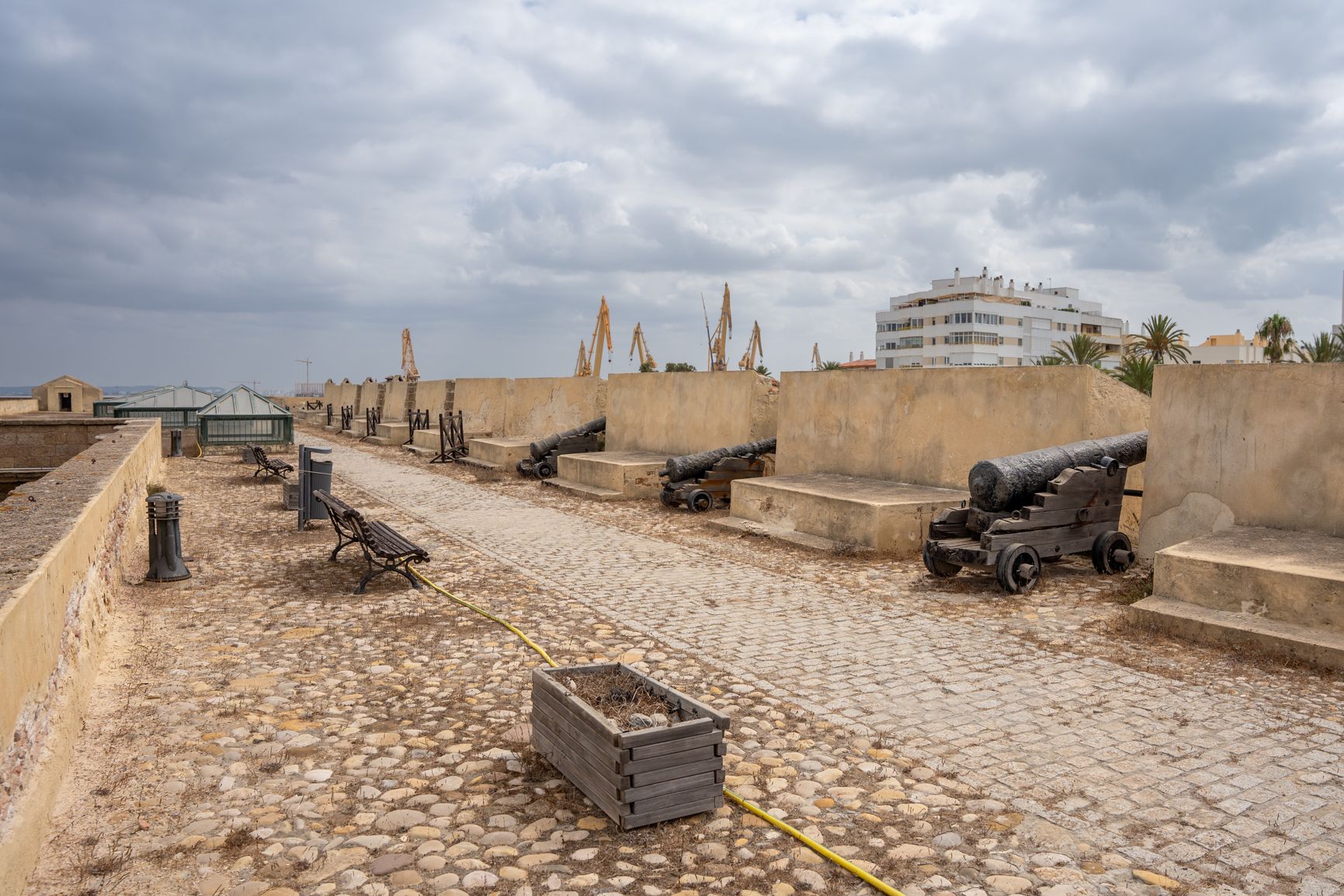 Vista de los cañones y paseo por las Puertas de Tierra 