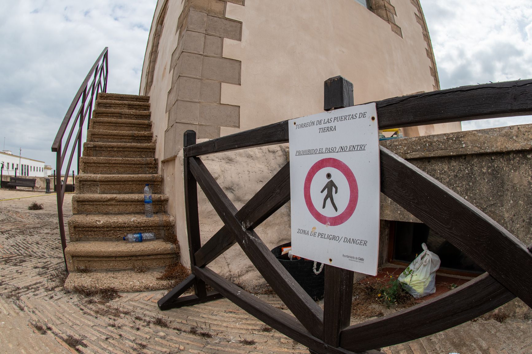 Un cartel de prohibido el paso en las Puertas de Tierra 