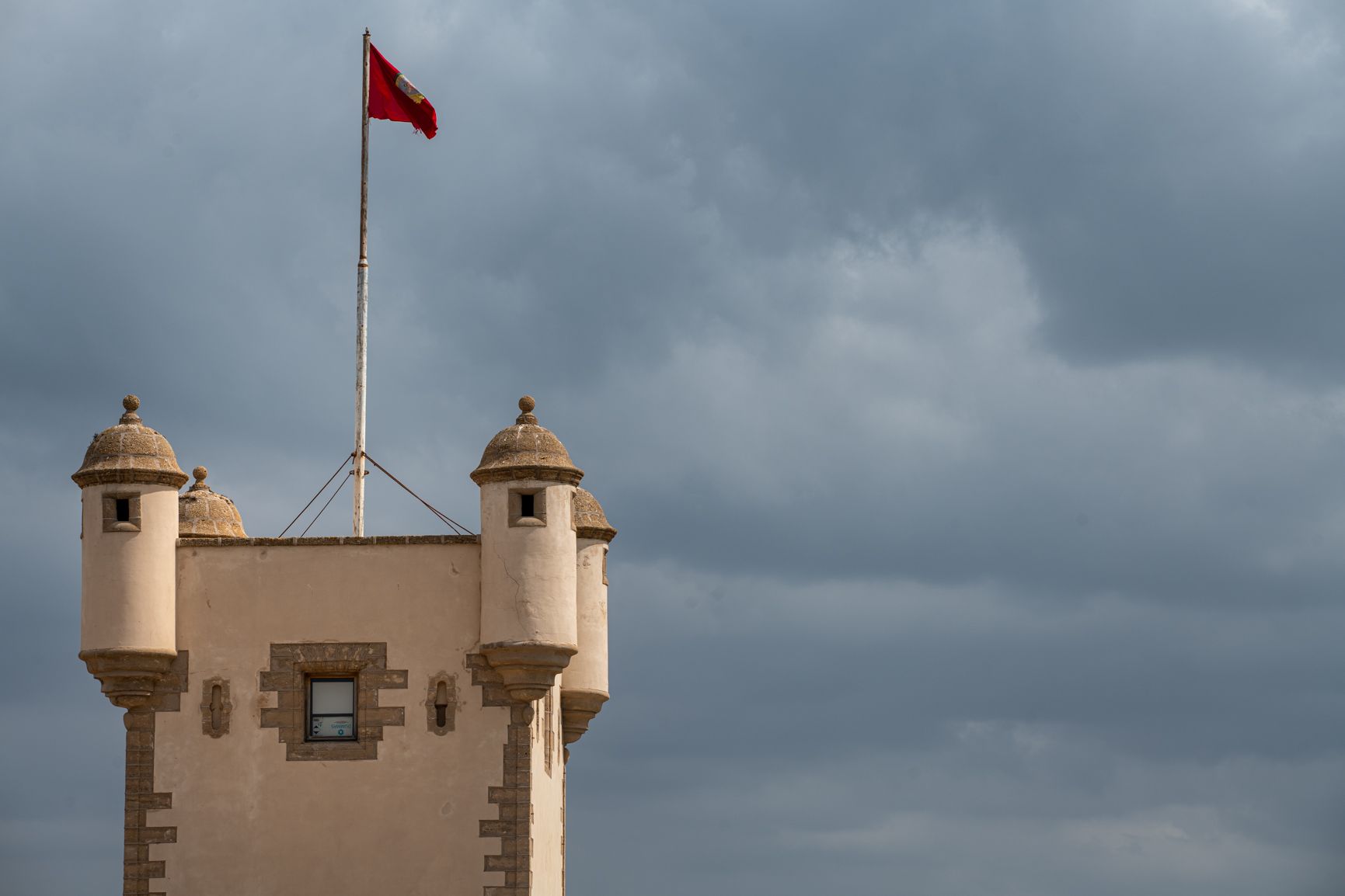 La bandera de Cádiz ondea en las Puertas de Tierra 