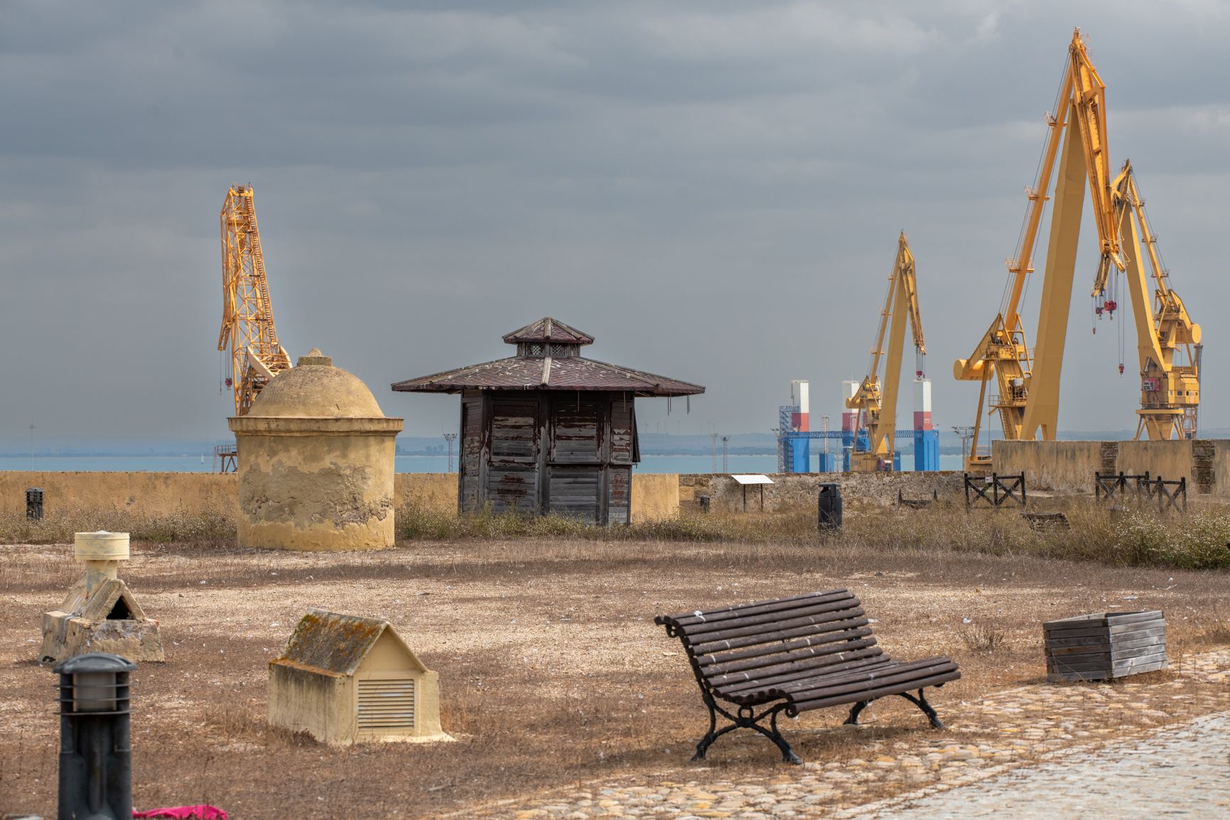 Puertas de Tierra y grúas del Puerto al fondo
