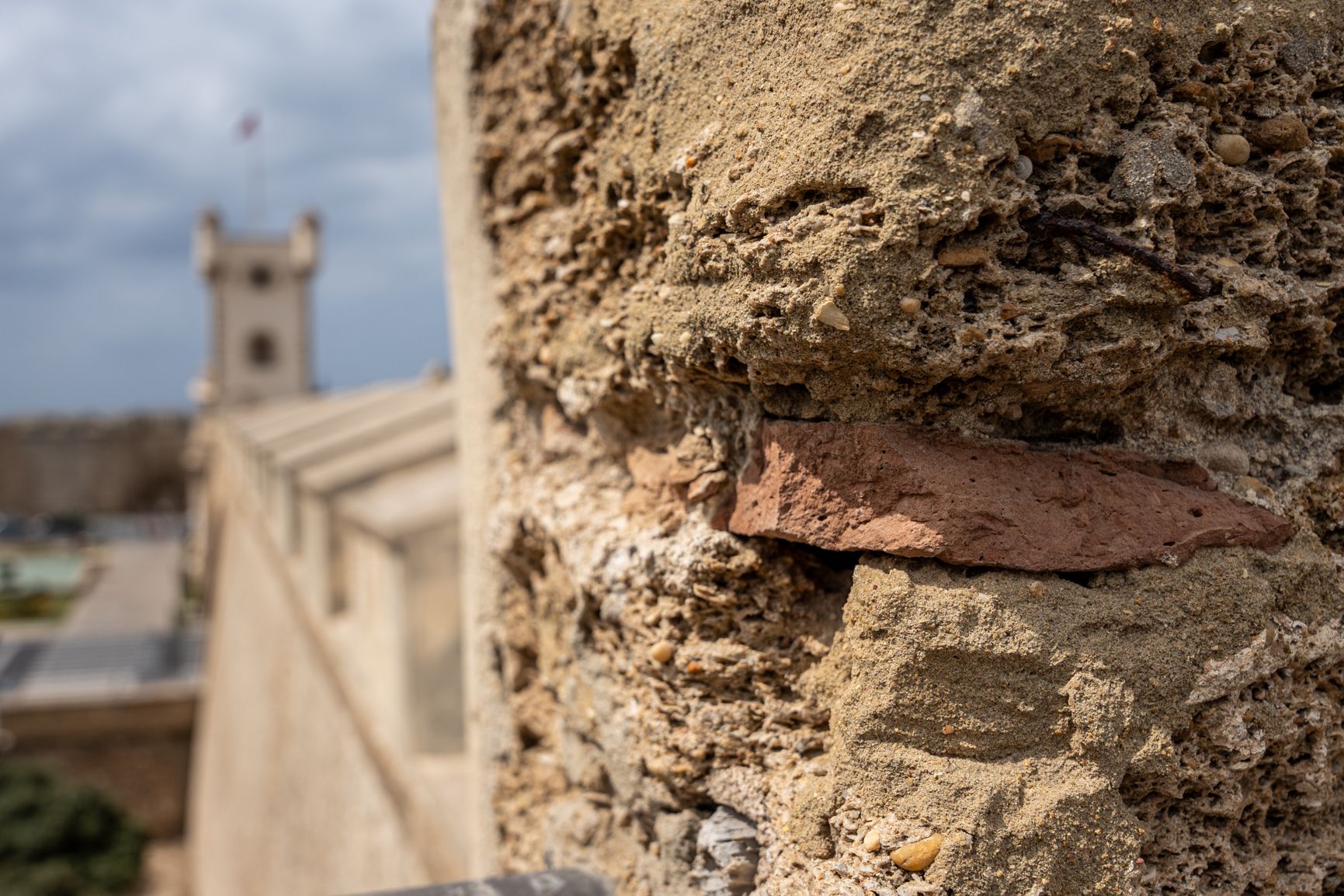 Vista de la piedra de Puertas de Tierra 