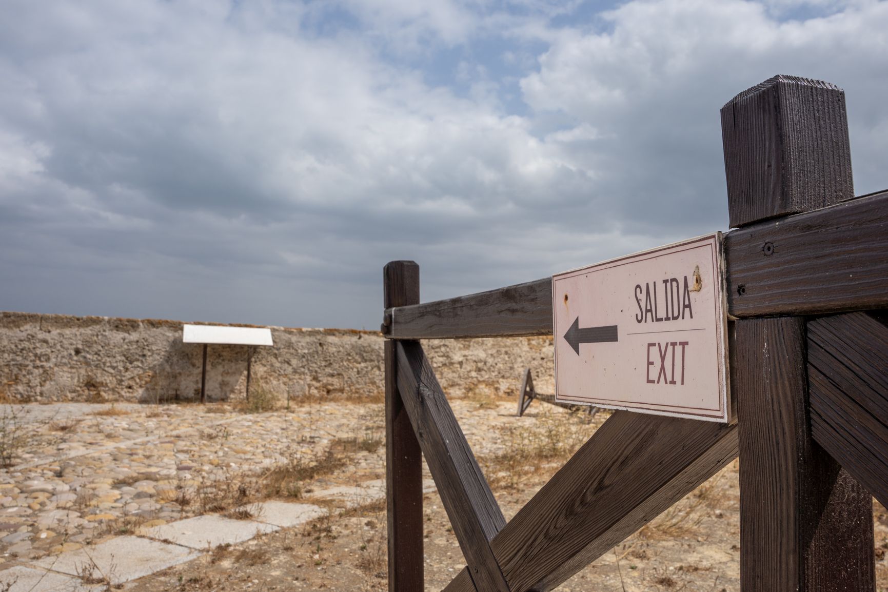 Cartel de indicación en las Puertas de Tierra 