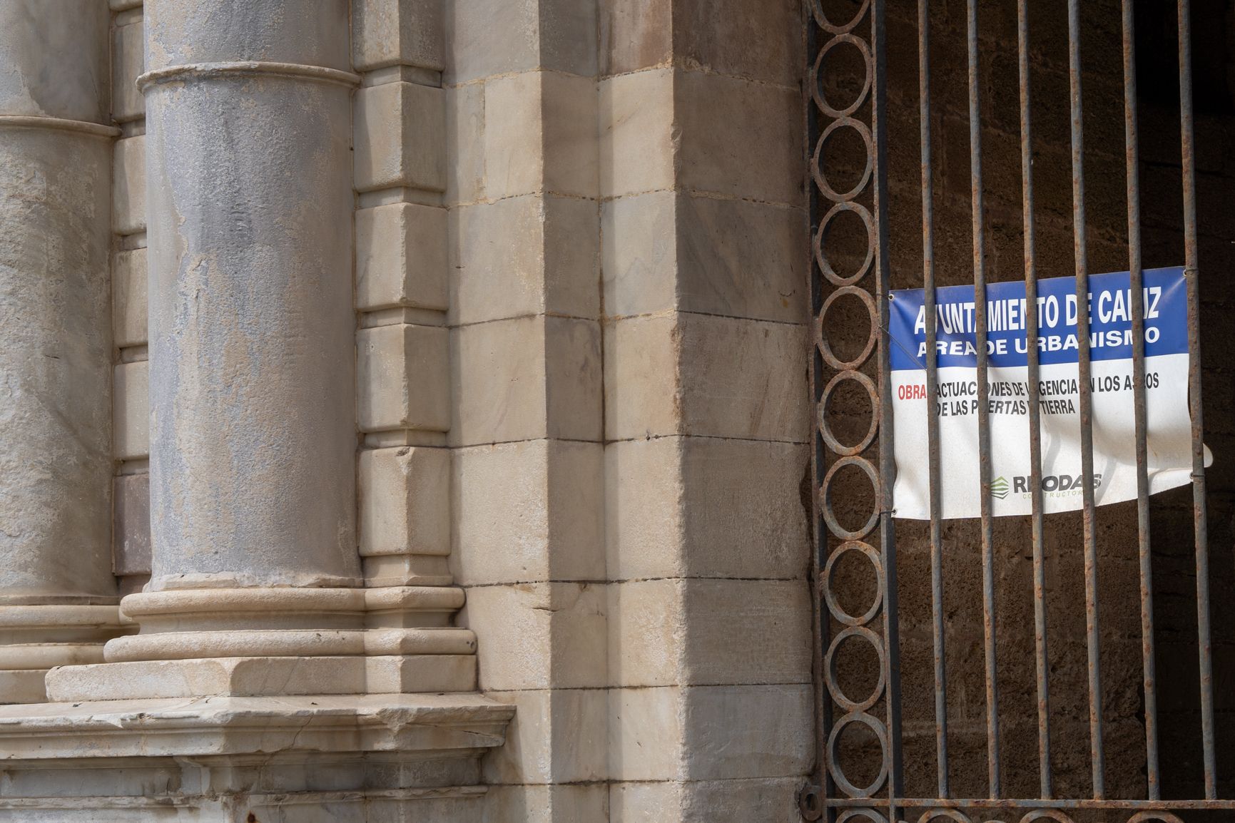 Un cartel en las Puertas de Tierra 