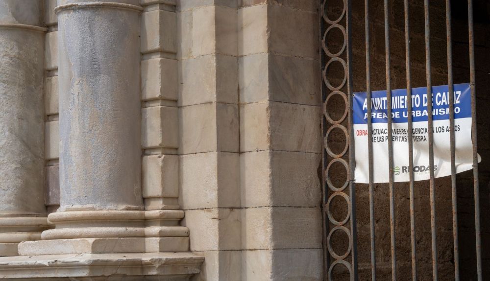 Un cartel en las Puertas de Tierra