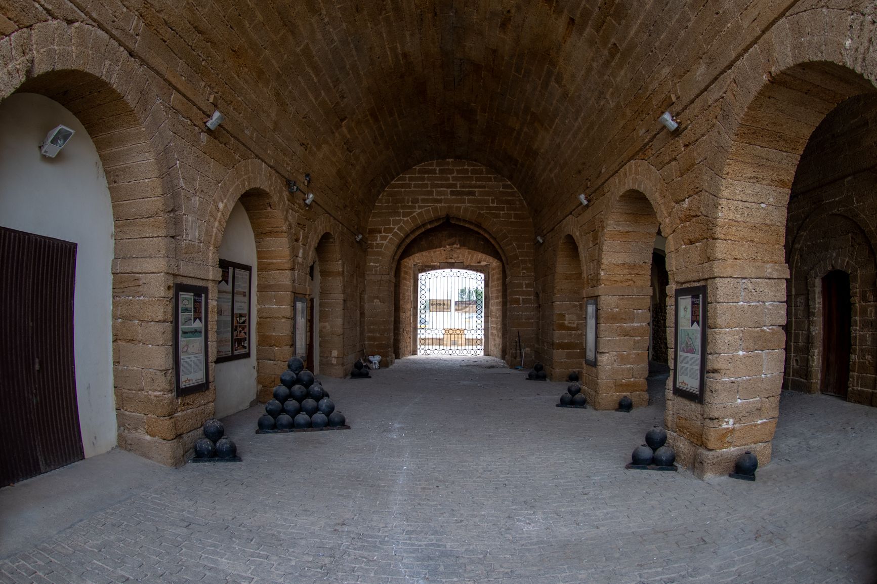 El interior de las Puertas de Tierra 
