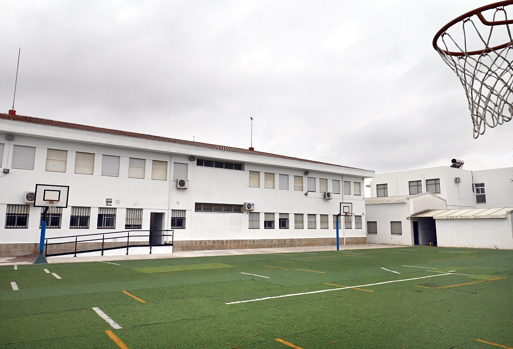 El Ayuntamiento instalará 35 bancos. Equipamiento deportivo de un centro educativo. 
