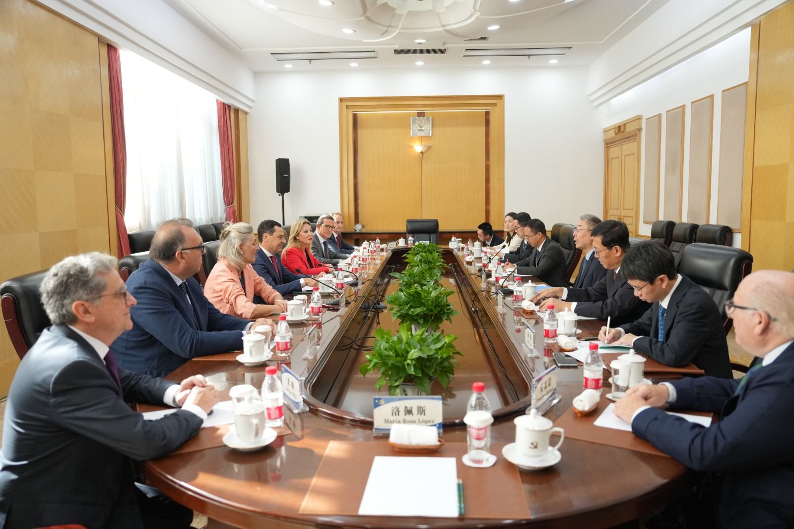 Juanma Moreno en su reunión con el Partido Comunista de China.