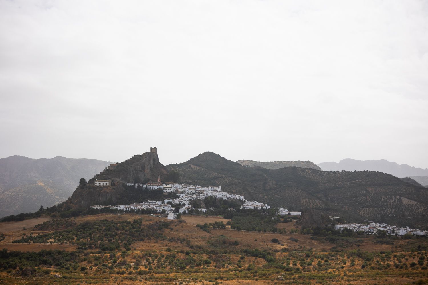 Zahara de la Sierra, uno de los pueblos con encanto de la Sierra de Cádiz. Zahara de la Sierra, uno de los pueblos con encanto de la Sierra de Cádiz.