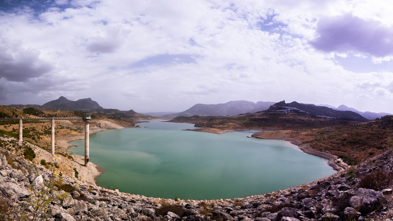 Embalse con Zahara a lo lejos.