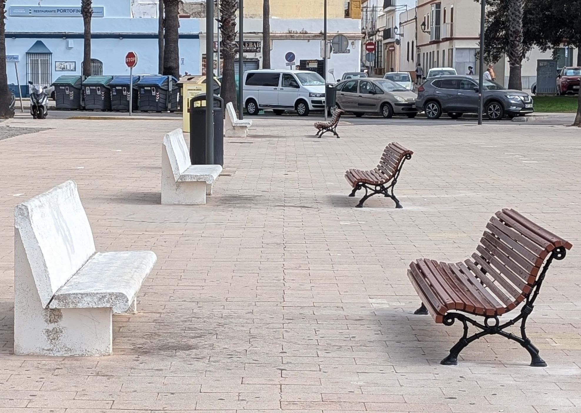 Los bancos enfrentados, en el paseo marítimo de Puerto Real.
