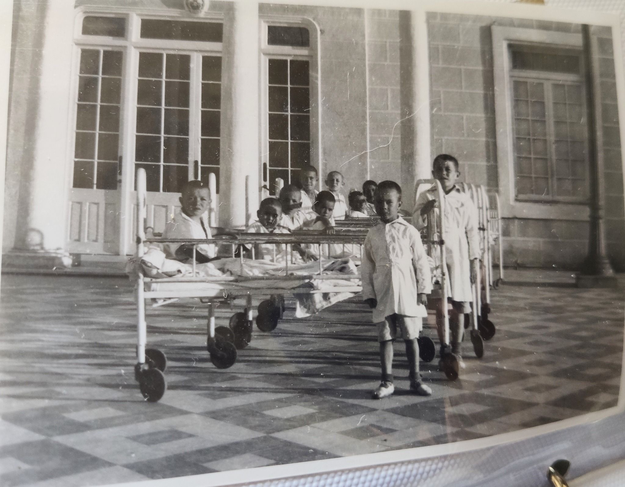 Niños en el Sanatorio de Santa Rosalía y Beato Juan Grande de Jerez.