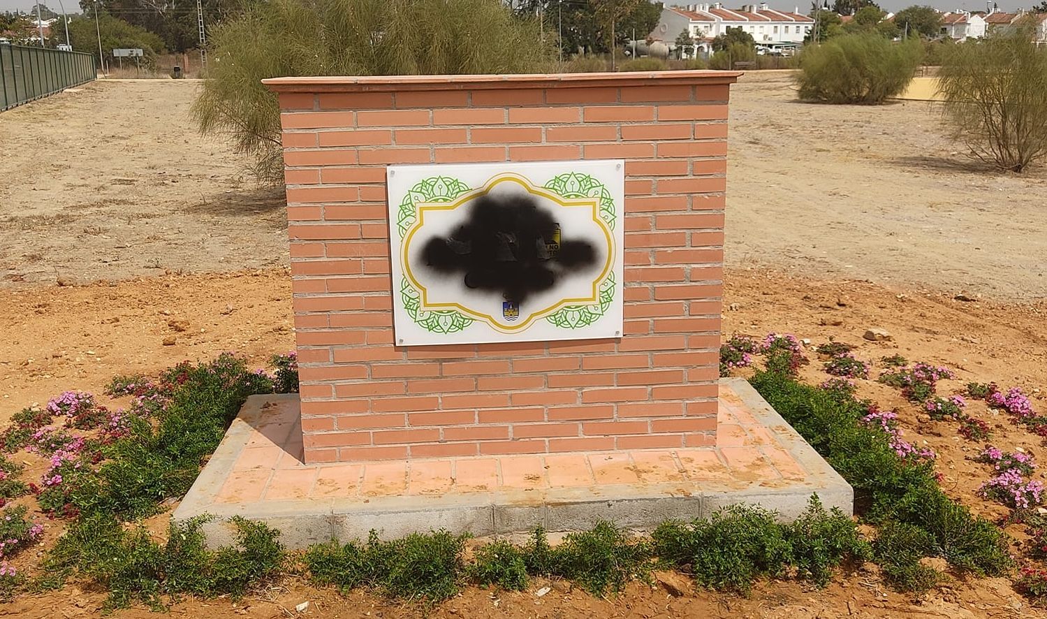 El nombre de Hernán Díaz, tapado con pintura.