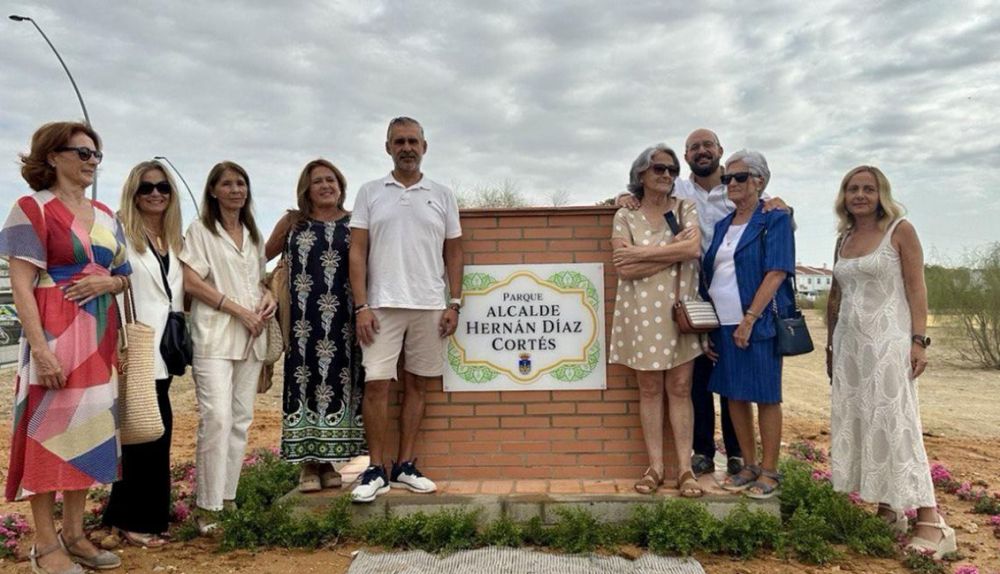 El alcalde, Germán Beardo, con familiares de Hernán Díaz durante la inauguración del parque.