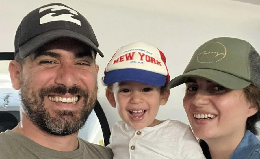 Luis Montoto, que padece un tumor cerebral no operable, con su mujer y su hijo.