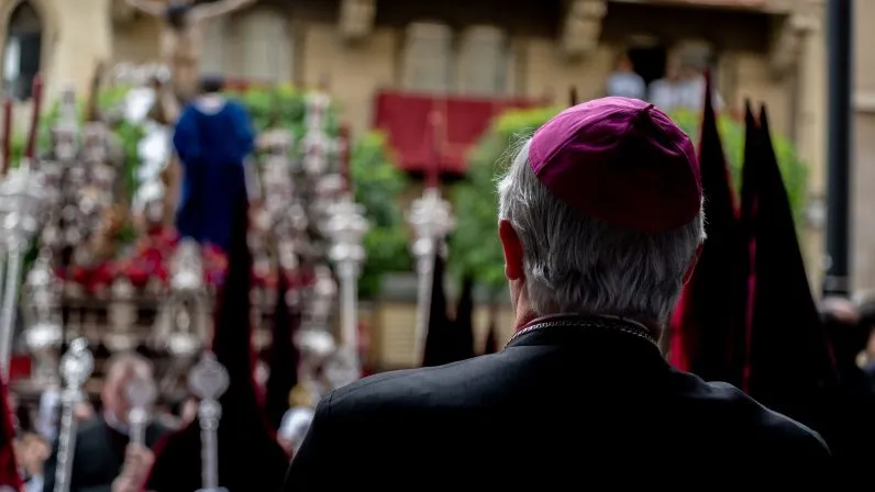 El arzobispo de Sevilla observando un paso en Semana Santa.